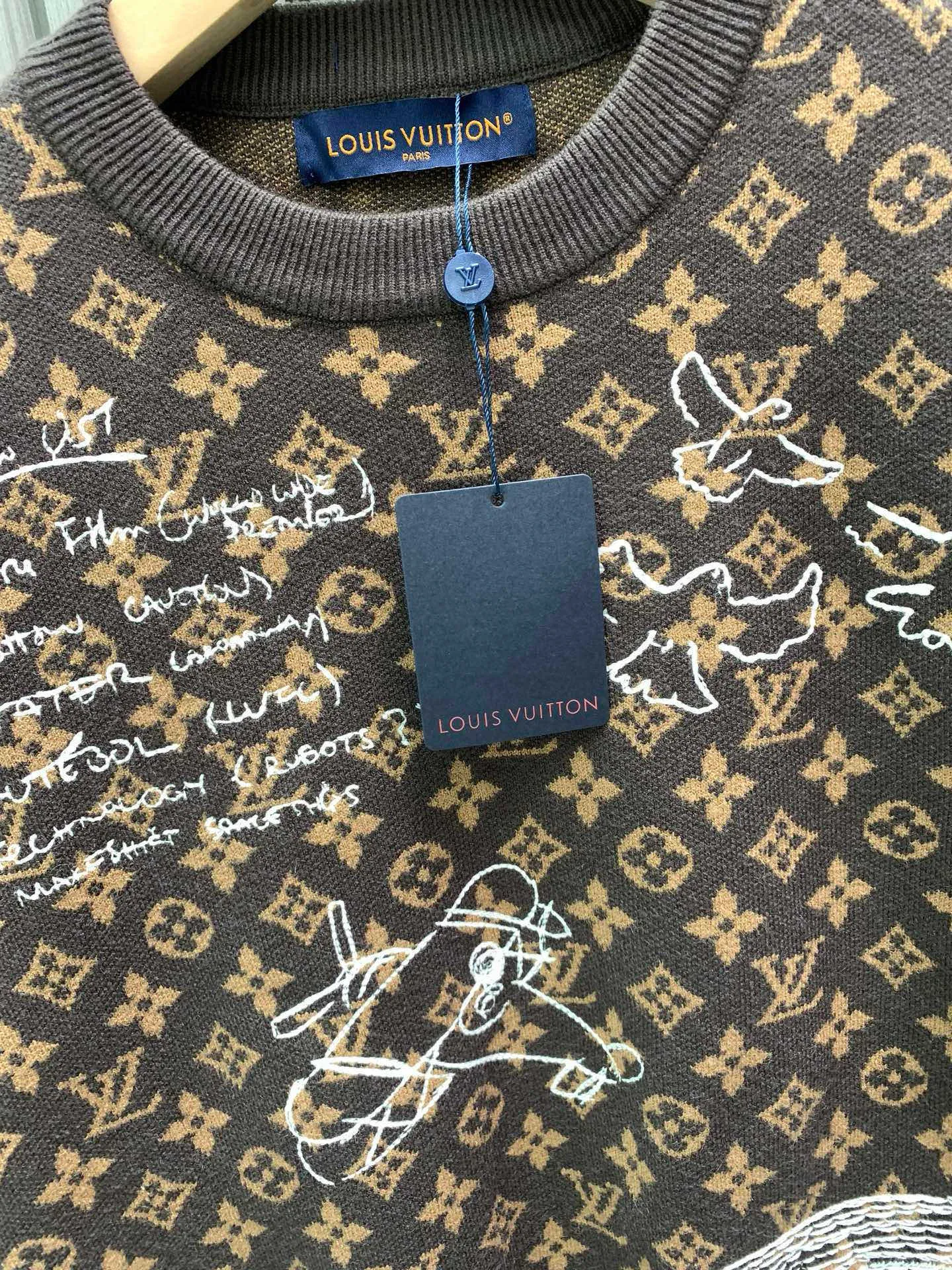 🅿️480 🀄️ Louis Vuitton 𝗟𝗢𝗨𝗜𝗦 𝗩𝗨𝗜𝗧𝗧𝗢𝗡 𝗠𝗢𝗡𝗢𝗚𝗥𝗔𝗠 embroidered sheep wool crew neck shirt The material, color and embroidery of Wang Zha's show are all about difficulty. What we made can definitely be compared with ZP. It is 100% refined imitation sheep wool. It feels soft and skin-friendly. It does not shrink and can be machine washed and anti-pilling. Two-color sesame dot craft. The most difficult part is the wool yarn embroidery craft. The yarn was customized for more than a month. The whole body embroidery required laser positioning. The single piece was embroidered in counter-position splicing. Each pattern was drawn and adjusted several times, and the entire pattern was symmetrical. It really takes ingenuity to pick out these details. The brown shooting light is warm brown in real life. It is unparalleled. You must buy it~👍